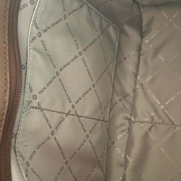 Michael Kors Large Jet Set Saffiano Leather Shoulder Bag - Picture 3 of 4